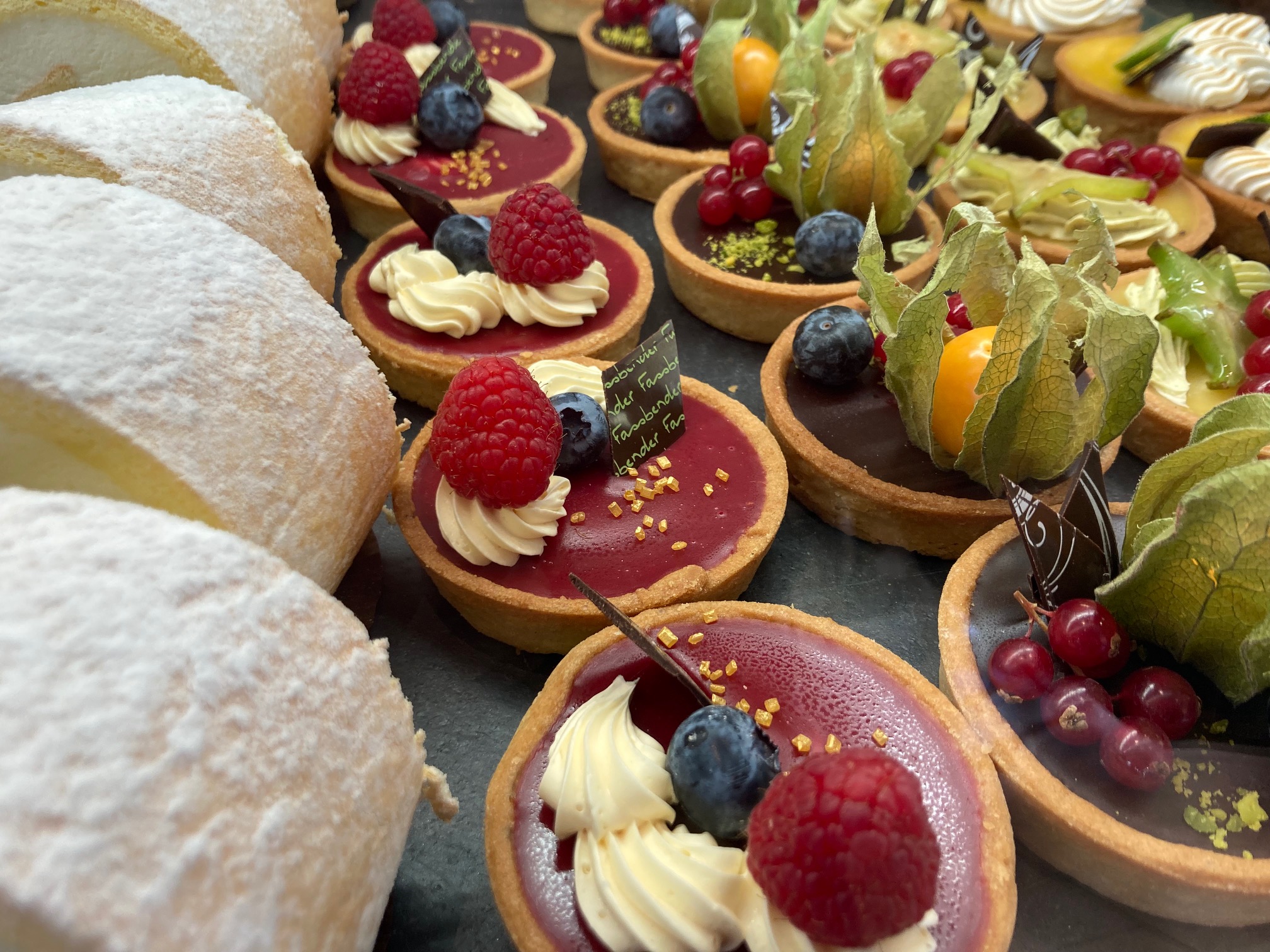 Best fresh fruit dessert cafés inside Cologne